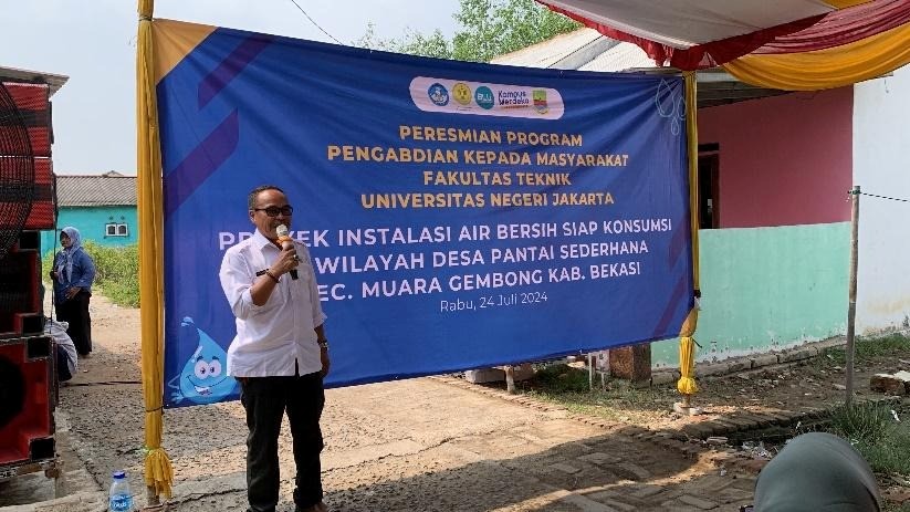 UNJ Engineering Lecturer Provides Clean Water Solutions and Ceiling Repairs in Muara Gembong